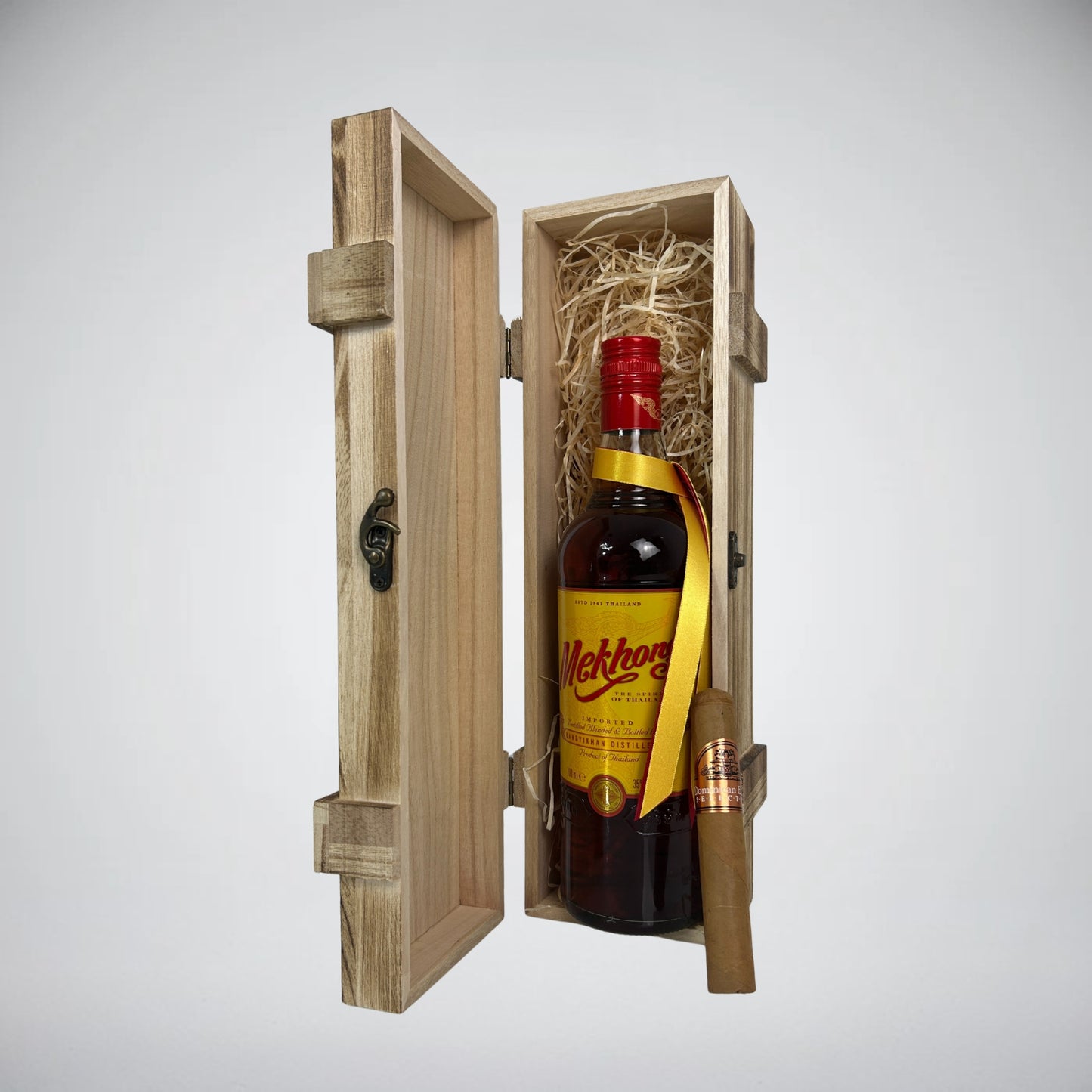Mekhong Whisky 700ml + "Robusto“-Zigarre in edler Holzkiste