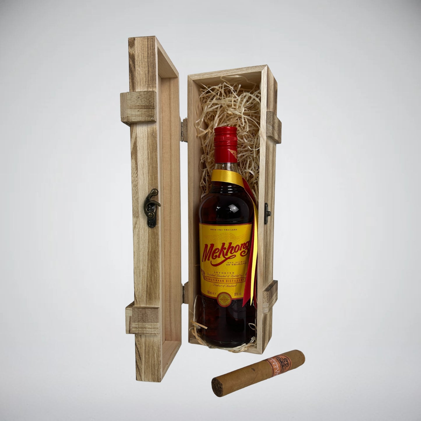 Mekhong Whisky 700ml + "Robusto“-Zigarre in edler Holzkiste