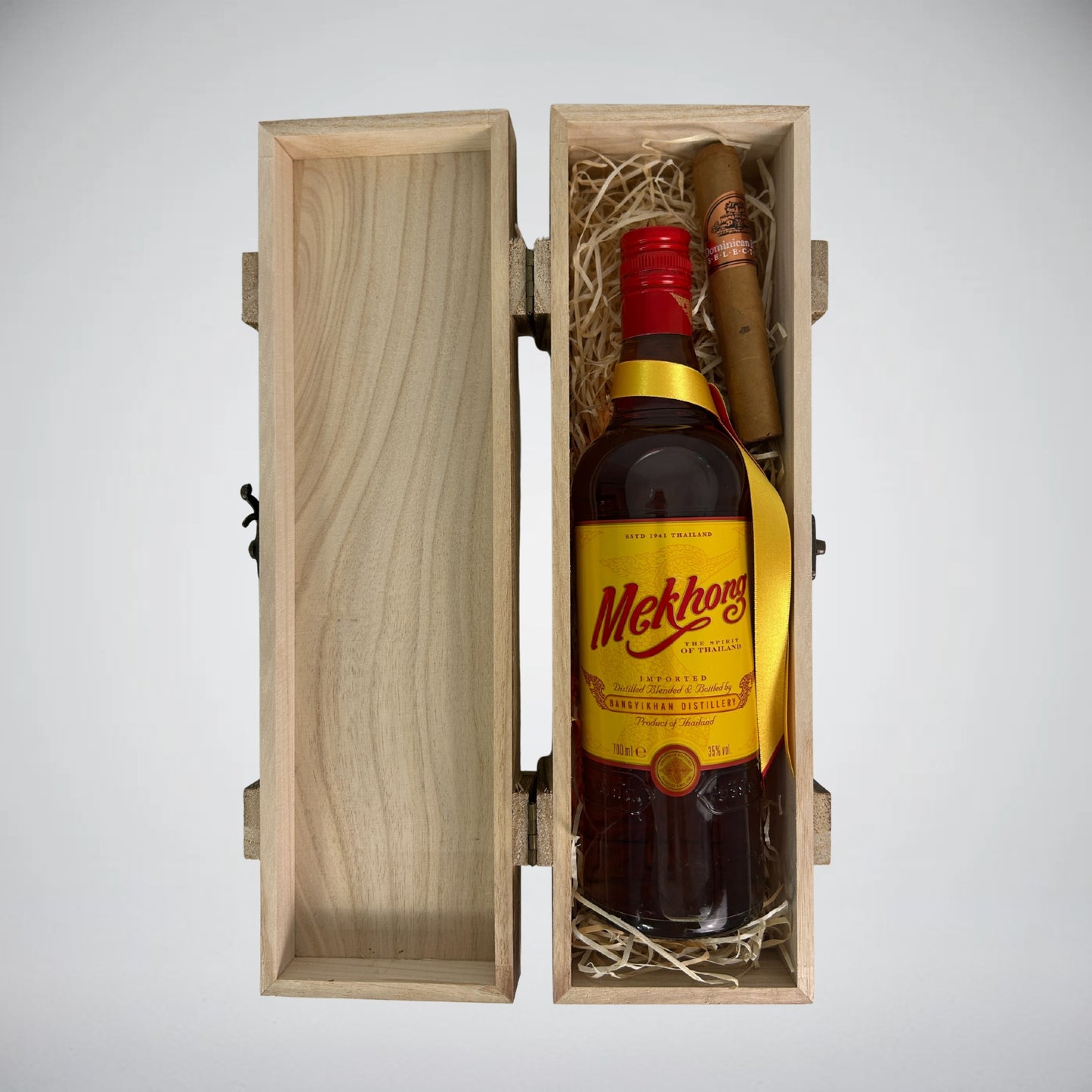 Mekhong Whisky 700ml + "Robusto“-Zigarre in edler Holzkiste